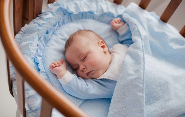 Como-tapar-a-un-bebé-recién-nacido-para-dormir